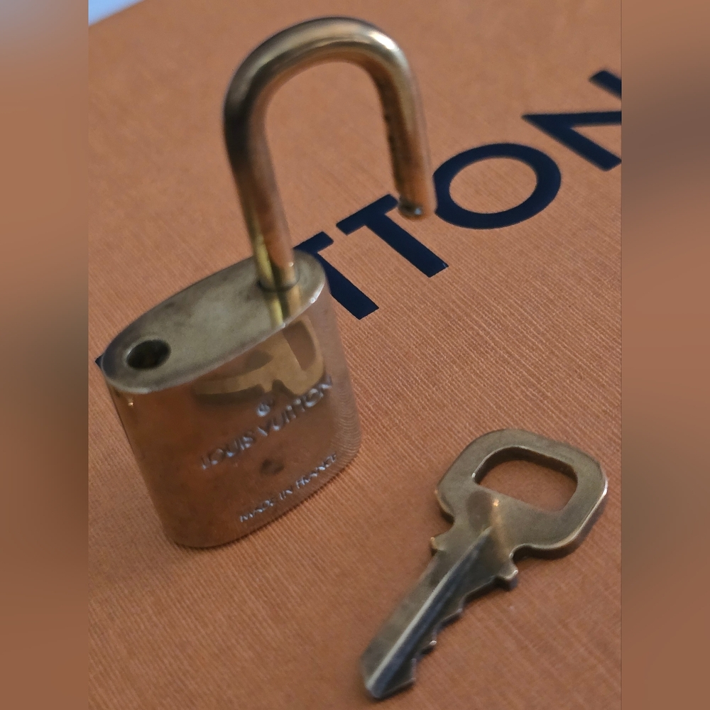 🟡Authentic Louis Vuitton Gold Padlock & Key Necklace Set #318 🟡 - Picture 14 of 14